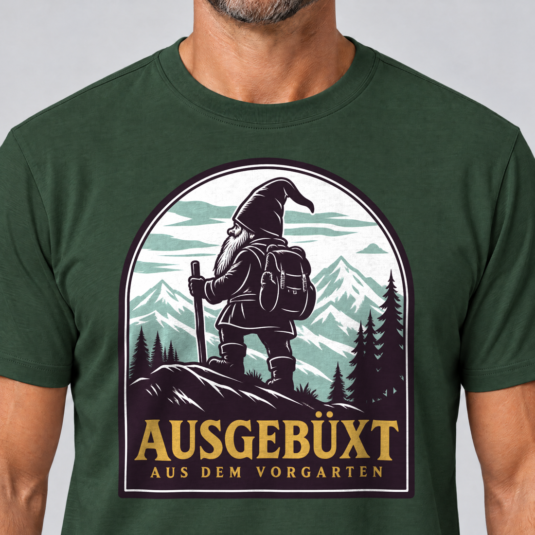 Nahaufnahme des Drucks: Ausgebüxt aus dem Vorgarten – T-Shirt Unisex in Flaschengrün, von einem Mann getragen