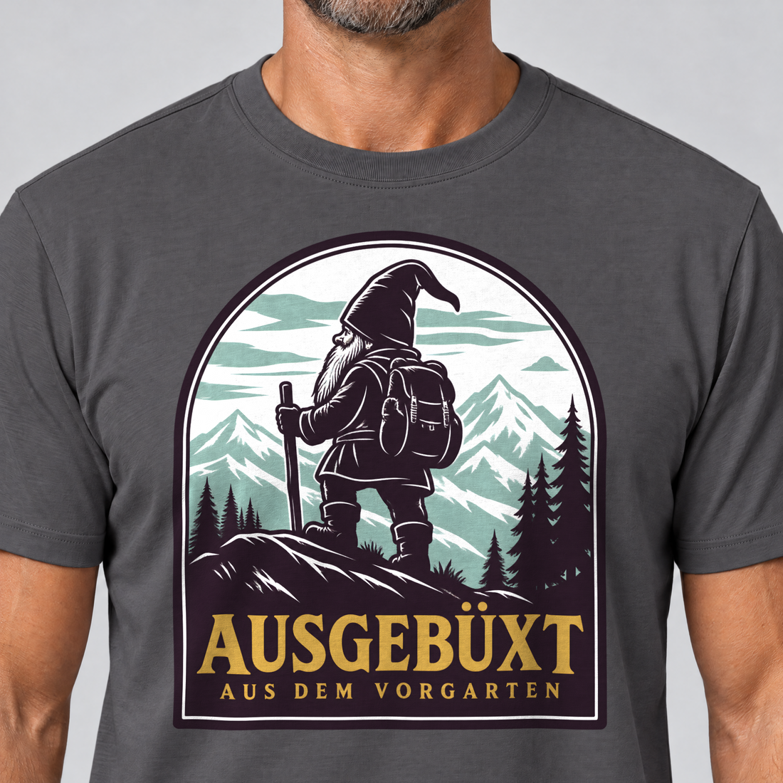 Nahaufnahme des Drucks: Ausgebüxt aus dem Vorgarten – T-Shirt Unisex in Dunkelgrau, von einem Mann getragen