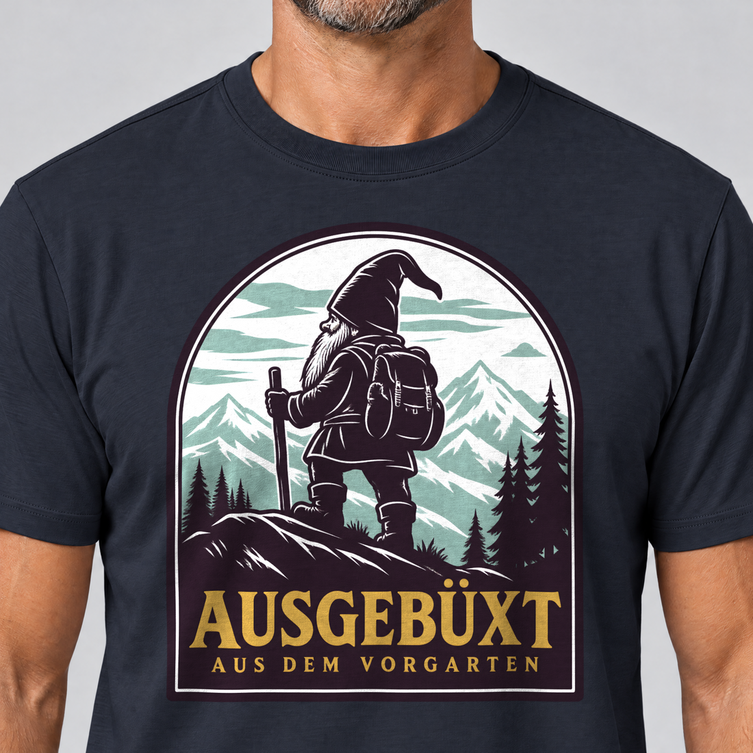 Nahaufnahme des Drucks: Ausgebüxt aus dem Vorgarten – T-Shirt Unisex in Navy, von einem Mann getragen