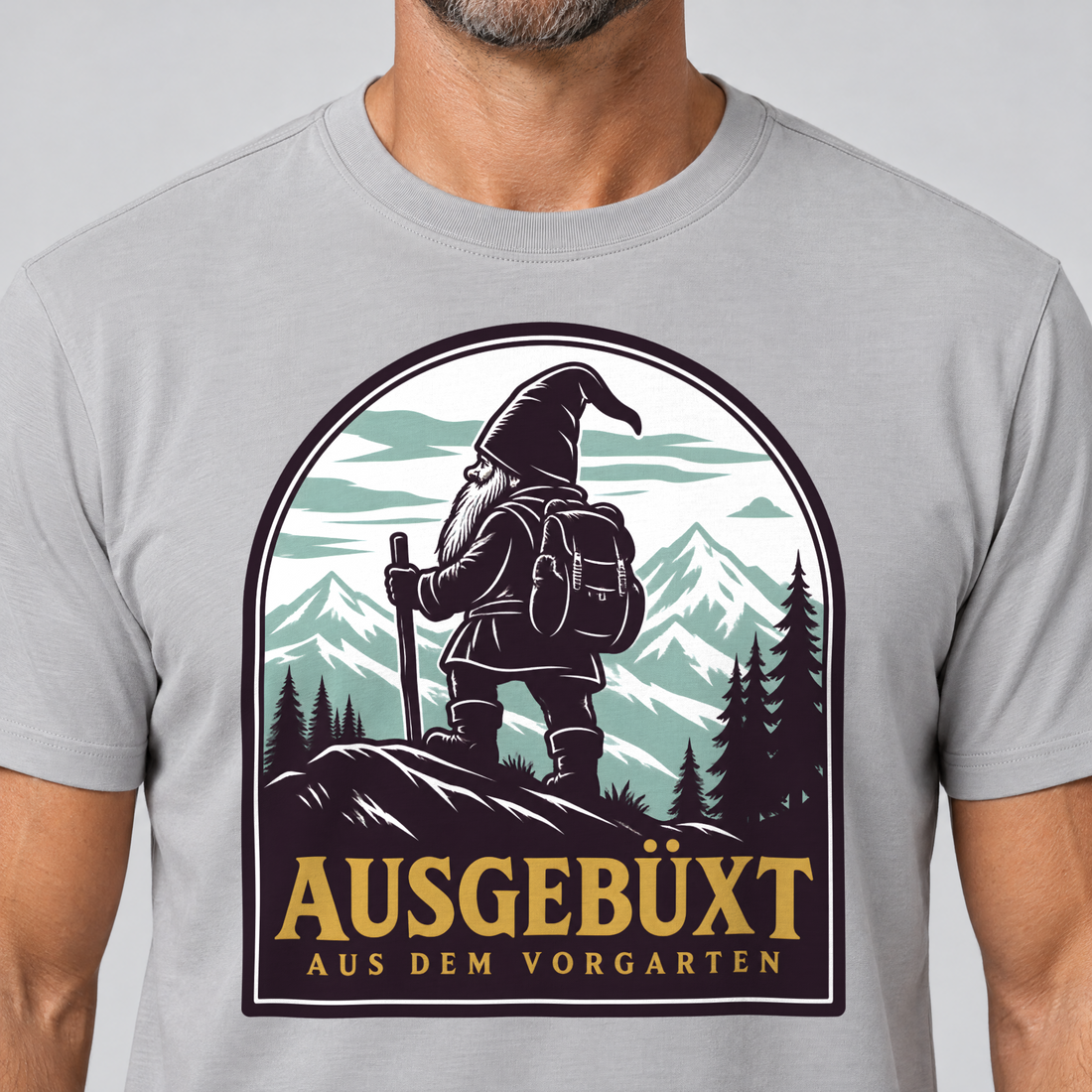Nahaufnahme des Drucks: Ausgebüxt aus dem Vorgarten – T-Shirt Unisex in Hellgrau, von einem Mann getragen