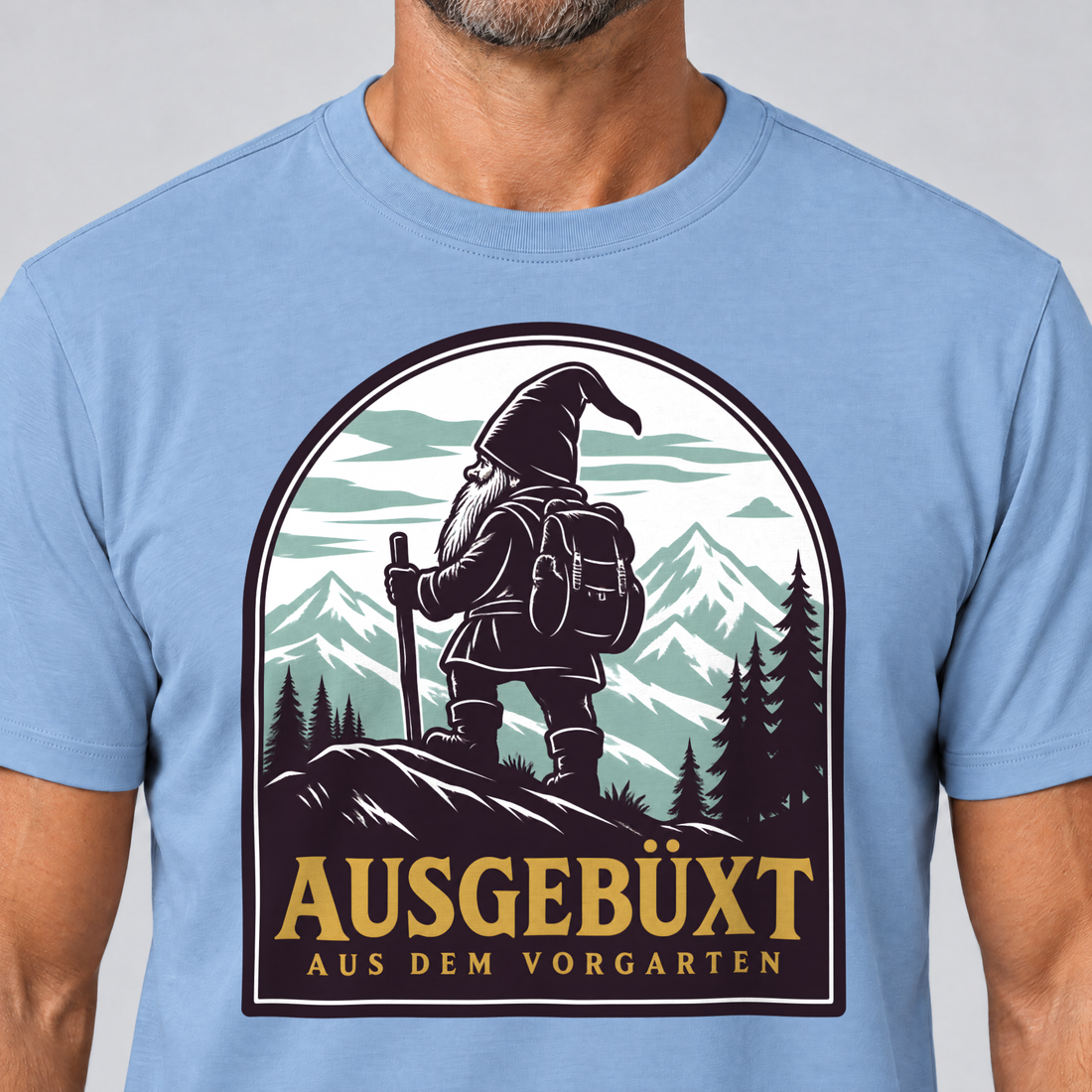 Nahaufnahme des Drucks: Ausgebüxt aus dem Vorgarten – T-Shirt Unisex in Himmelblau, von einem Mann getragen