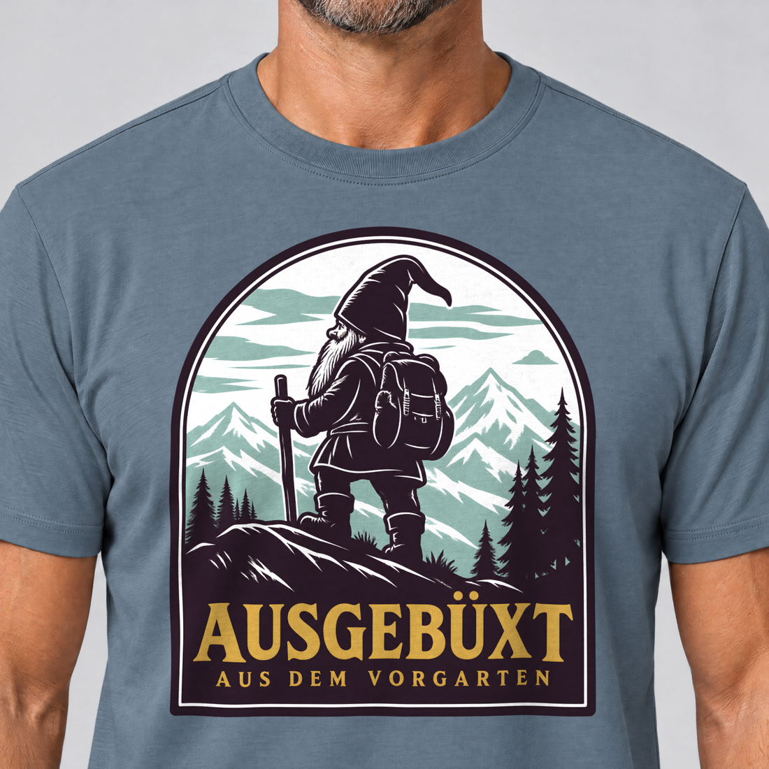 Nahaufnahme des Drucks: Ausgebüxt aus dem Vorgarten – T-Shirt Unisex in Steinblau, von einem Mann getragen