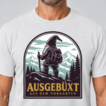 Nahaufnahme des Drucks: Ausgebüxt aus dem Vorgarten – T-Shirt Unisex in Weiß, von einem Mann getragen