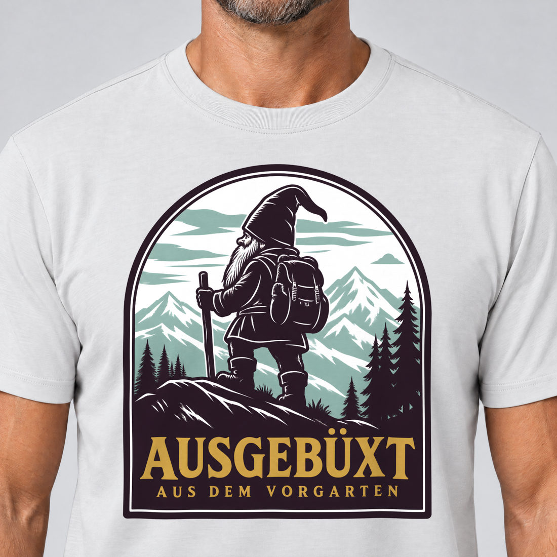 Nahaufnahme des Drucks: Ausgebüxt aus dem Vorgarten – T-Shirt Unisex in Weiß, von einem Mann getragen