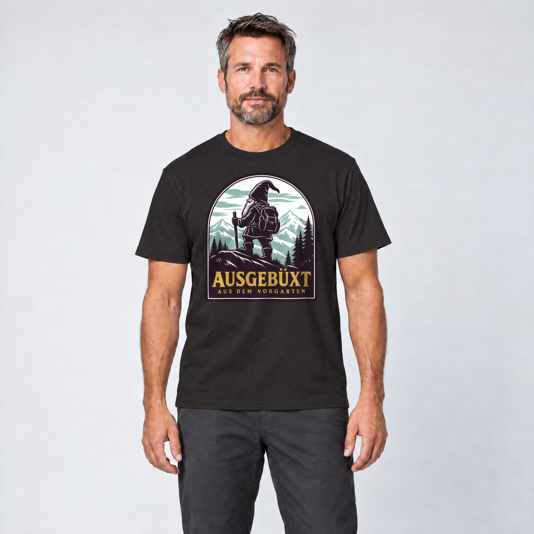 Mann trägt Ausgebüxt aus dem Vorgarten – T-Shirt Unisex in Schwarz, Ansicht von vorn
