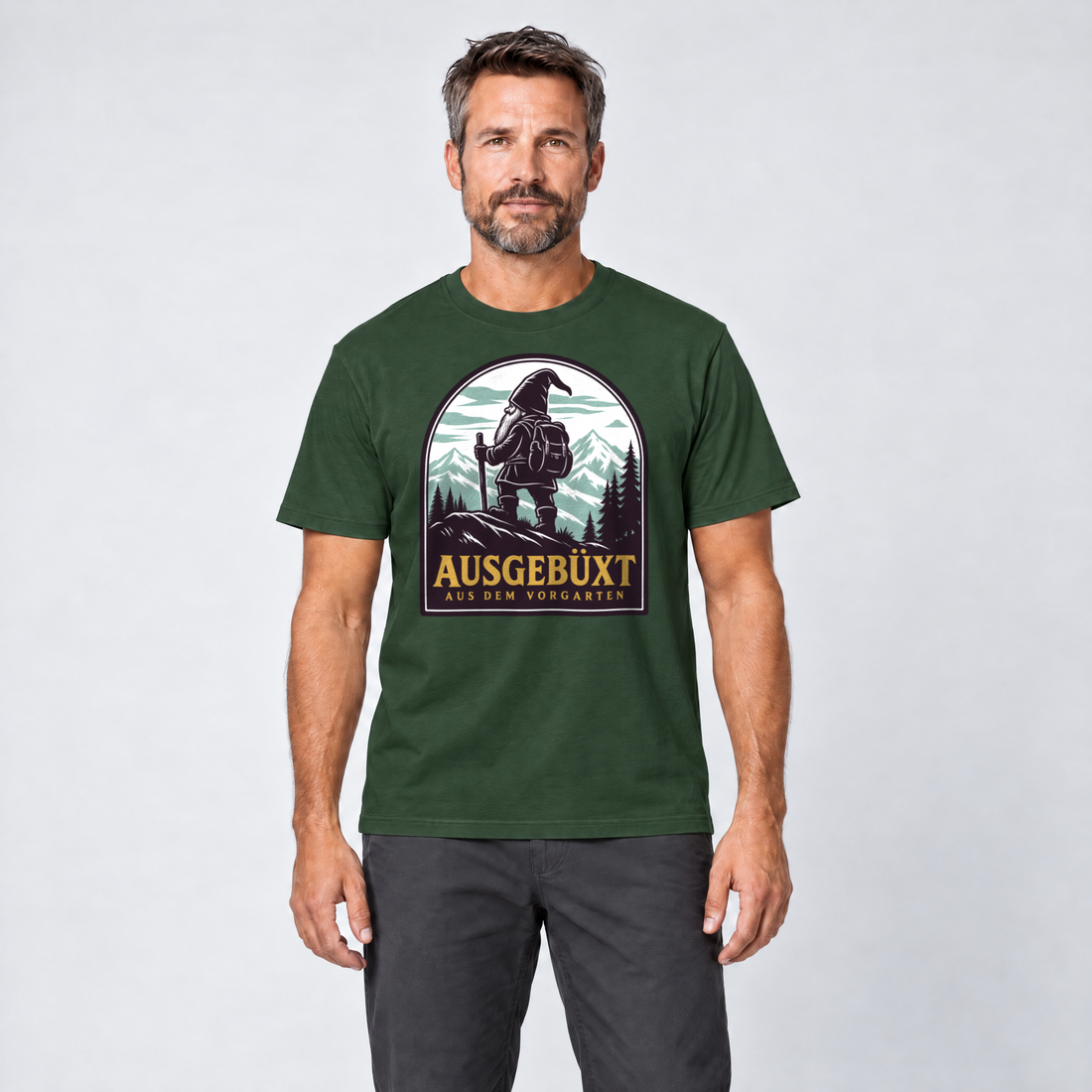 Mann trägt Ausgebüxt aus dem Vorgarten – T-Shirt Unisex in Flaschengrün, Ansicht von vorn