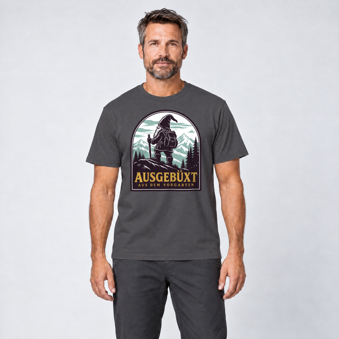 Mann trägt Ausgebüxt aus dem Vorgarten – T-Shirt Unisex in Dunkelgrau, Ansicht von vorn