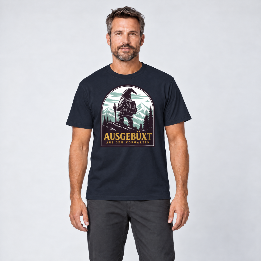 Mann trägt Ausgebüxt aus dem Vorgarten – T-Shirt Unisex in Navy, Ansicht von vorn