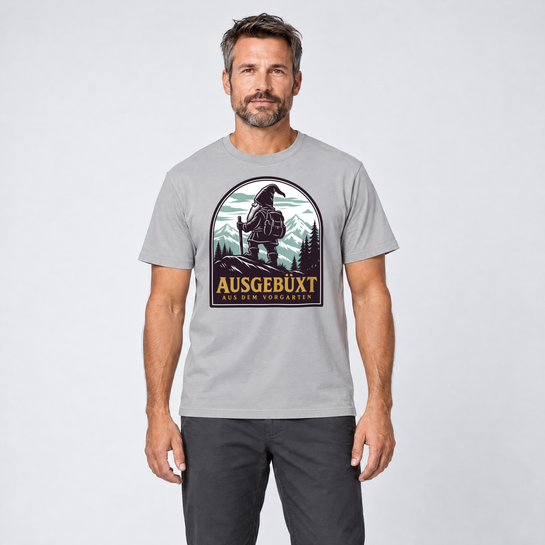 Mann trägt Ausgebüxt aus dem Vorgarten – T-Shirt Unisex in Hellgrau, Ansicht von vorn