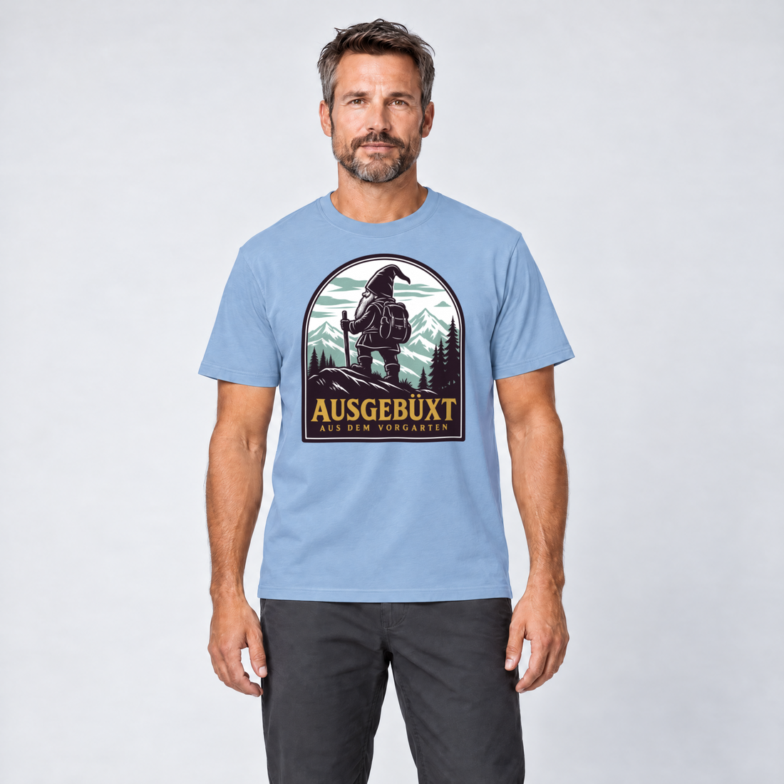 Mann trägt Ausgebüxt aus dem Vorgarten – T-Shirt Unisex in Himmelblau, Ansicht von vorn