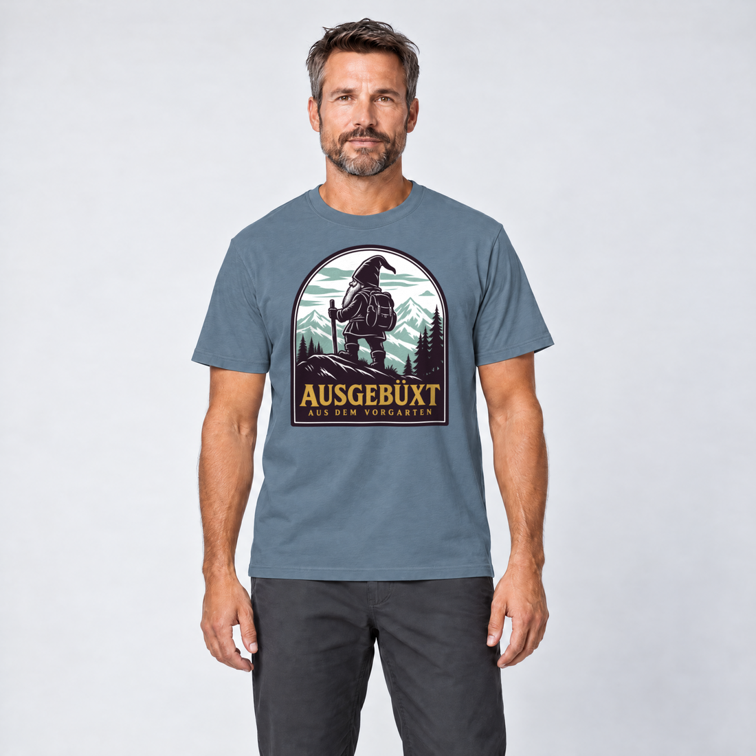 Mann trägt Ausgebüxt aus dem Vorgarten – T-Shirt Unisex in Steinblau, Ansicht von vorn