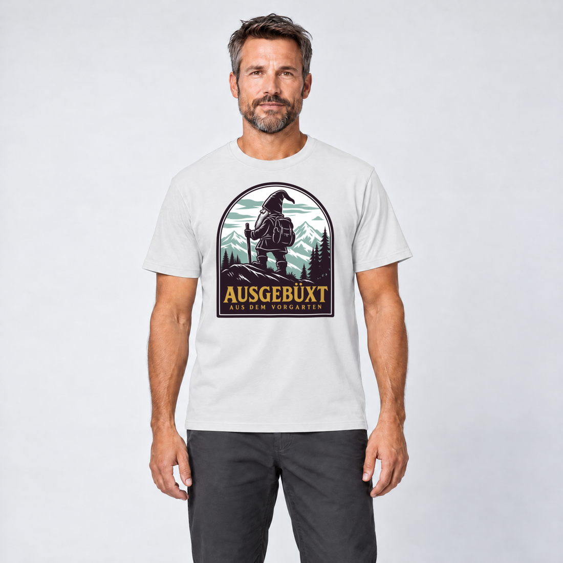 Mann trägt Ausgebüxt aus dem Vorgarten – T-Shirt Unisex in Weiß, Ansicht von vorn