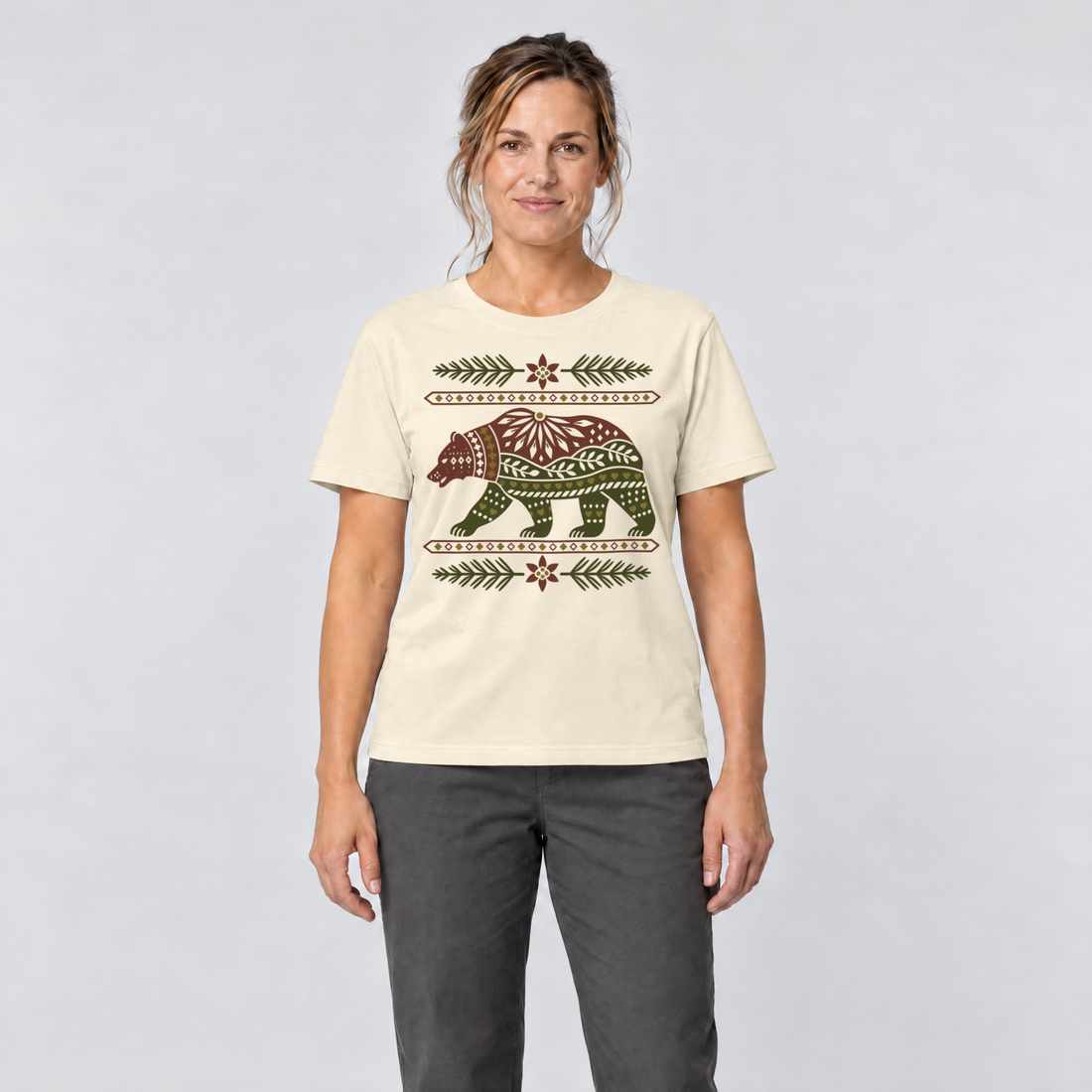 Frau trägt Bär im Alpenornament – T-Shirt Unisex in Natur, Ansicht von vorn