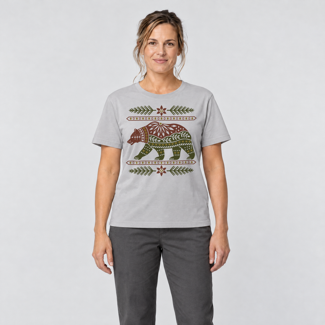 Frau trägt Bär im Alpenornament – T-Shirt Unisex in Hellgrau, Ansicht von vorn