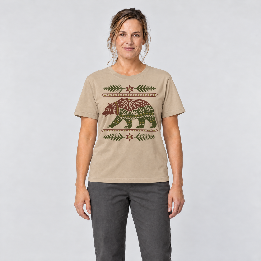 Frau trägt Bär im Alpenornament – T-Shirt Unisex in Sand, Ansicht von vorn
