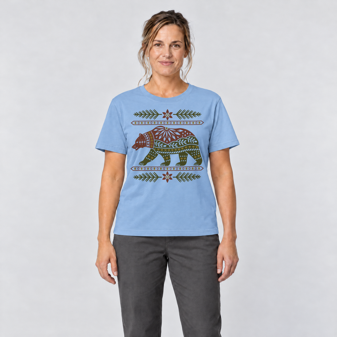 Frau trägt Bär im Alpenornament – T-Shirt Unisex in Himmelblau, Ansicht von vorn