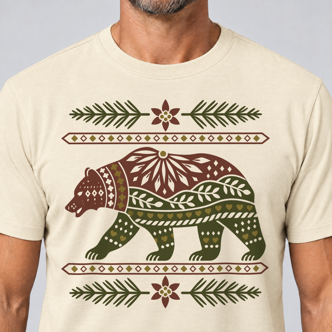 Nahaufnahme des Drucks: Bär im Alpenornament – T-Shirt Unisex in Natur, von einem Mann getragen