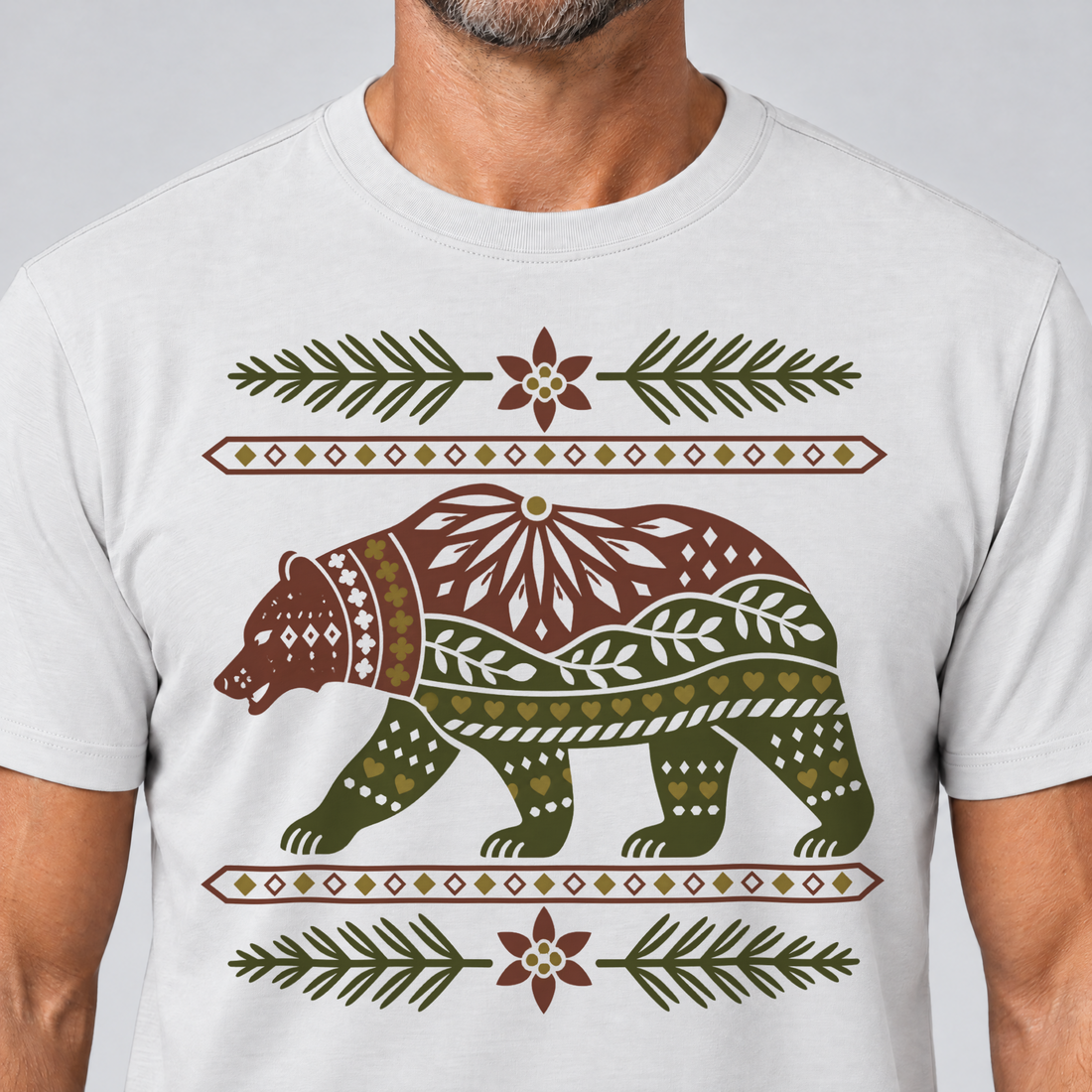 Nahaufnahme des Drucks: Bär im Alpenornament – T-Shirt Unisex in Weiß, von einem Mann getragen