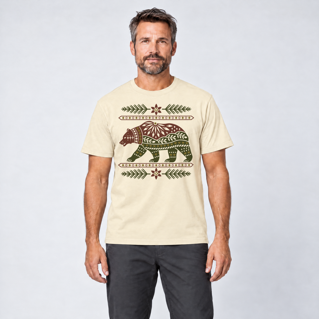 Mann trägt Bär im Alpenornament – T-Shirt Unisex in Natur, Ansicht von vorn