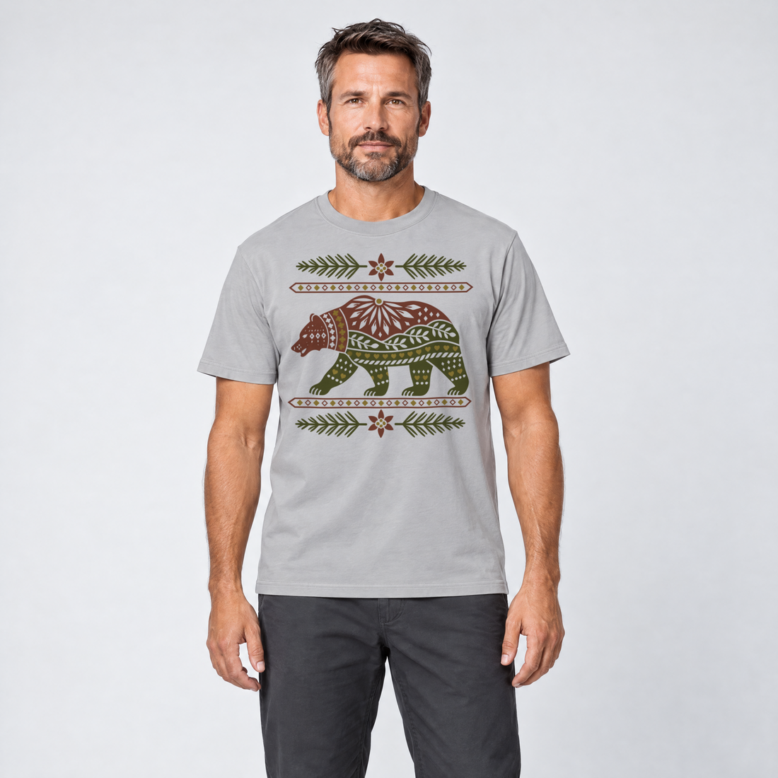 Mann trägt Bär im Alpenornament – T-Shirt Unisex in Hellgrau, Ansicht von vorn