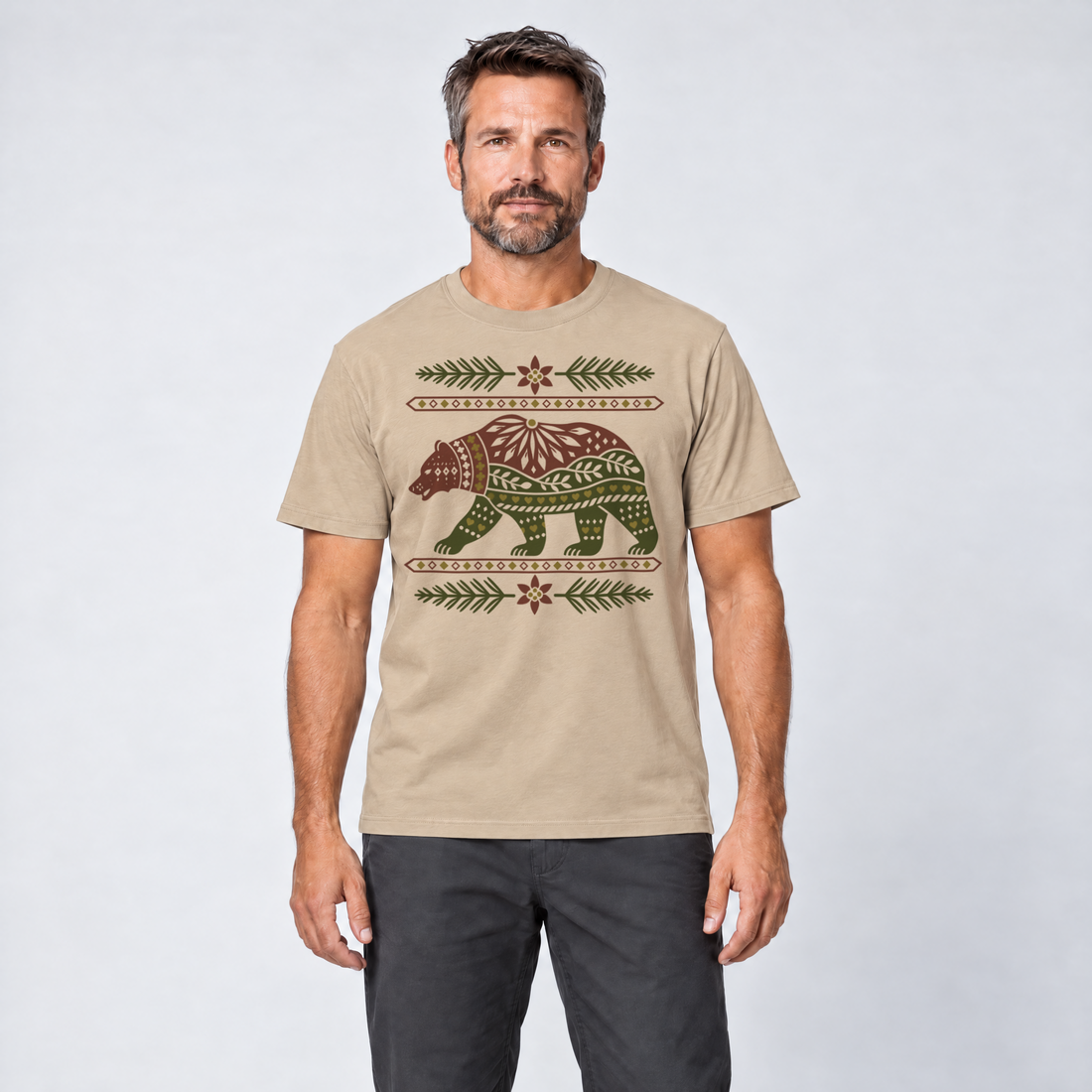 Mann trägt Bär im Alpenornament – T-Shirt Unisex in Sand, Ansicht von vorn