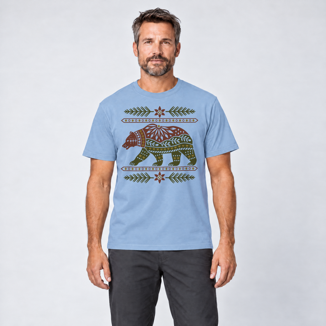 Mann trägt Bär im Alpenornament – T-Shirt Unisex in Himmelblau, Ansicht von vorn