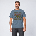 Mann trägt Bär im Alpenornament – T-Shirt Unisex in Steinblau, Ansicht von vorn