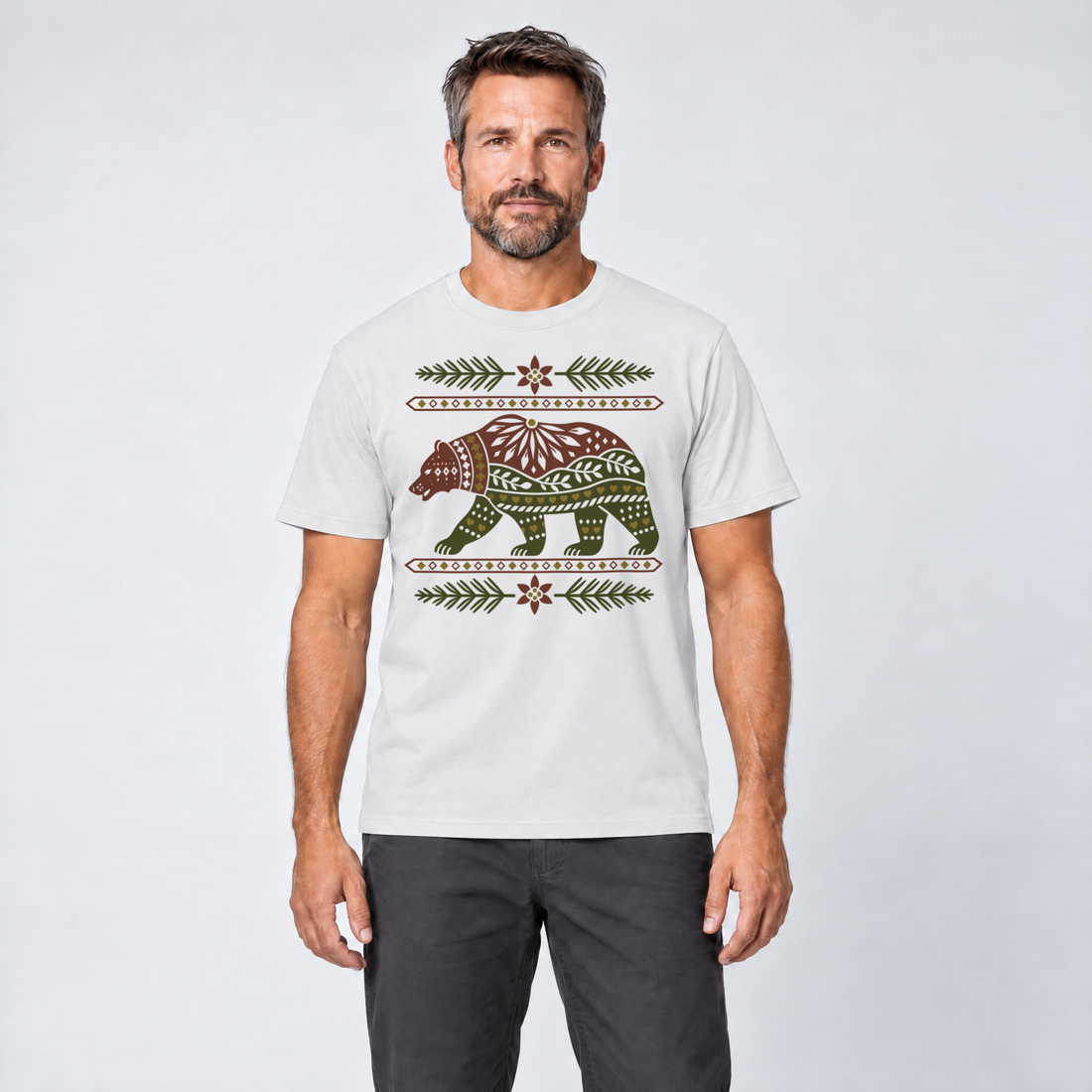 Mann trägt Bär im Alpenornament – T-Shirt Unisex in Weiß, Ansicht von vorn