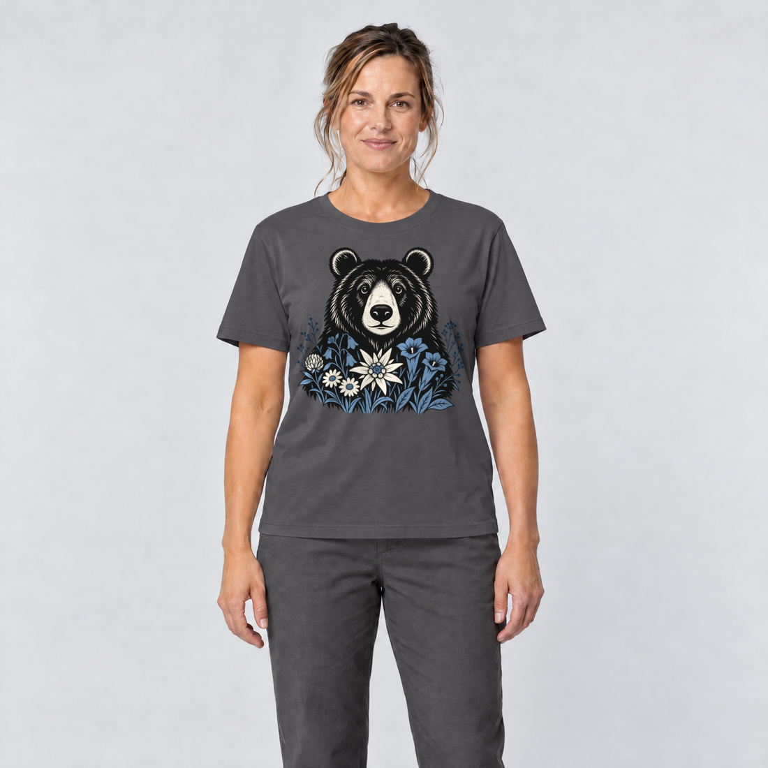 Frau trägt Bär in der Alpenwiese – T-Shirt Unisex in Dunkelgrau, Ansicht von vorn