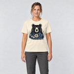 Frau trägt Bär in der Alpenwiese – T-Shirt Unisex in Natur, Ansicht von vorn