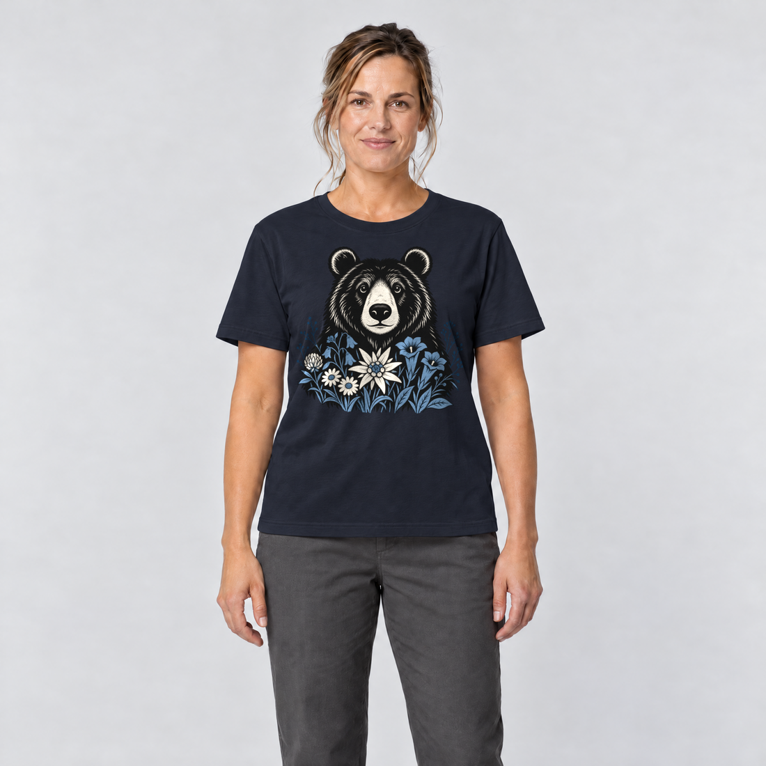 Frau trägt Bär in der Alpenwiese – T-Shirt Unisex in Navy, Ansicht von vorn