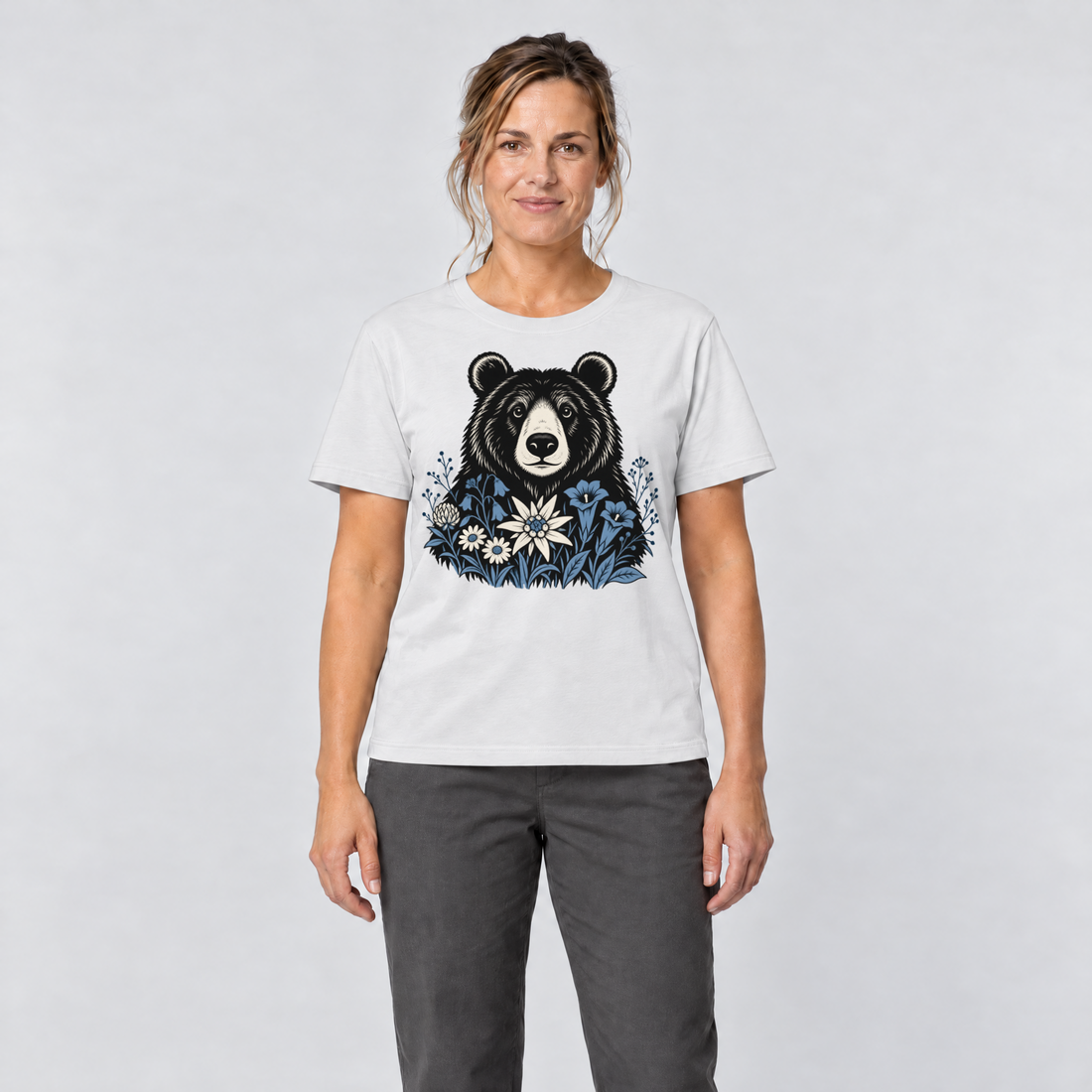 Frau trägt Bär in der Alpenwiese – T-Shirt Unisex in Weiß, Ansicht von vorn