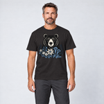 Mann trägt Bär in der Alpenwiese – T-Shirt Unisex in Schwarz, Ansicht von vorn