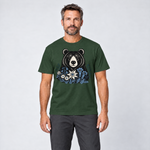 Mann trägt Bär in der Alpenwiese – T-Shirt Unisex in Flaschengrün, Ansicht von vorn