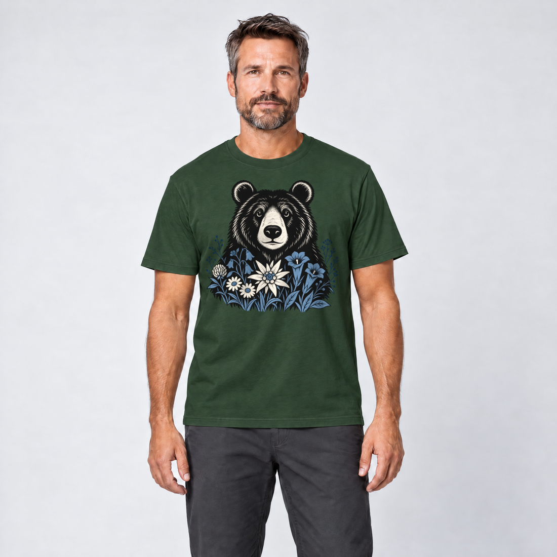 Mann trägt Bär in der Alpenwiese – T-Shirt Unisex in Flaschengrün, Ansicht von vorn