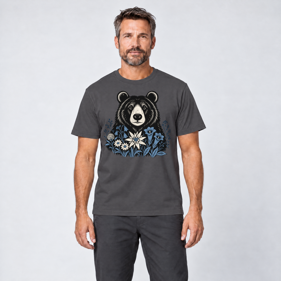 Mann trägt Bär in der Alpenwiese – T-Shirt Unisex in Dunkelgrau, Ansicht von vorn