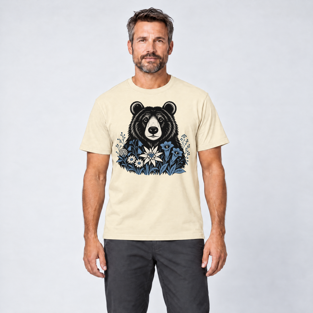 Mann trägt Bär in der Alpenwiese – T-Shirt Unisex in Natur, Ansicht von vorn