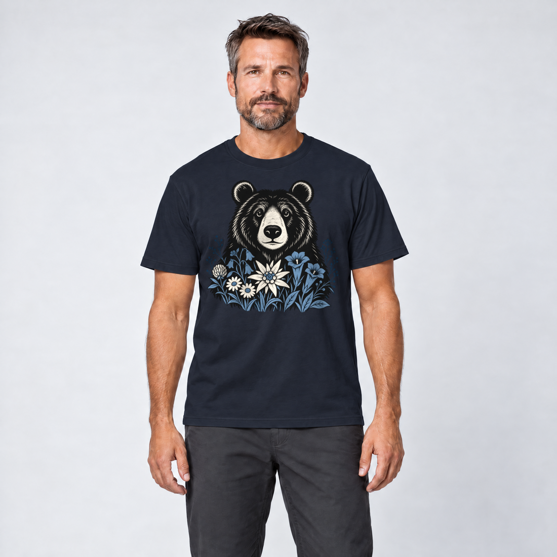 Mann trägt Bär in der Alpenwiese – T-Shirt Unisex in Navy, Ansicht von vorn