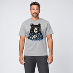 Mann trägt Bär in der Alpenwiese – T-Shirt Unisex in Hellgrau, Ansicht von vorn