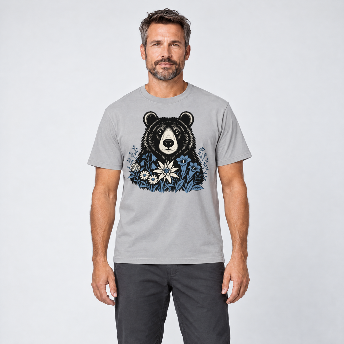 Mann trägt Bär in der Alpenwiese – T-Shirt Unisex in Hellgrau, Ansicht von vorn