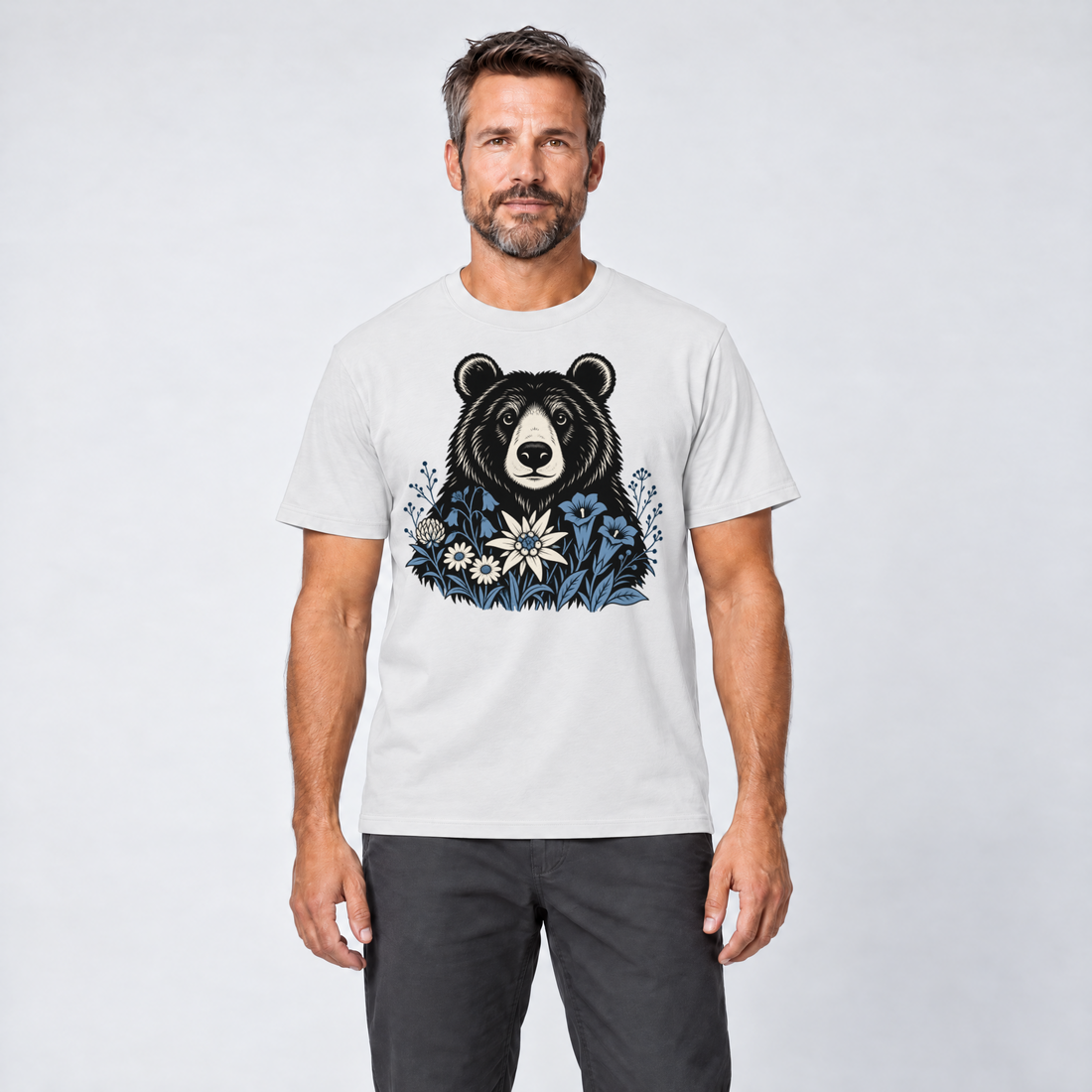 Mann trägt Bär in der Alpenwiese – T-Shirt Unisex in Weiß, Ansicht von vorn