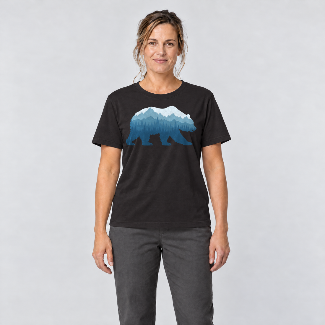 Frau trägt Bär im Bergwald – T-Shirt Unisex in Schwarz, Ansicht von vorn