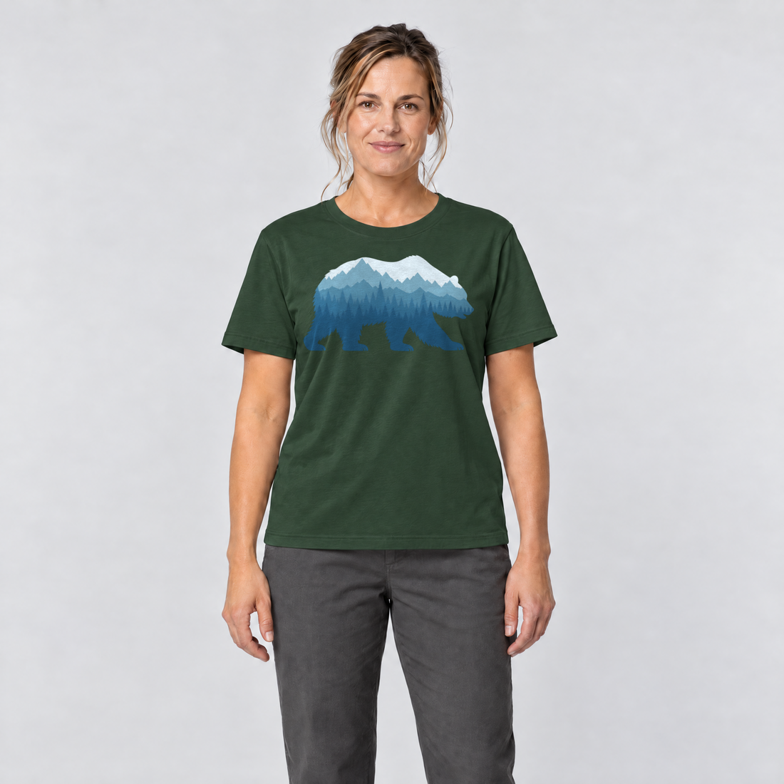 Frau trägt Bär im Bergwald – T-Shirt Unisex in Flaschengrün, Ansicht von vorn