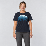 Frau trägt Bär im Bergwald – T-Shirt Unisex in Navy, Ansicht von vorn