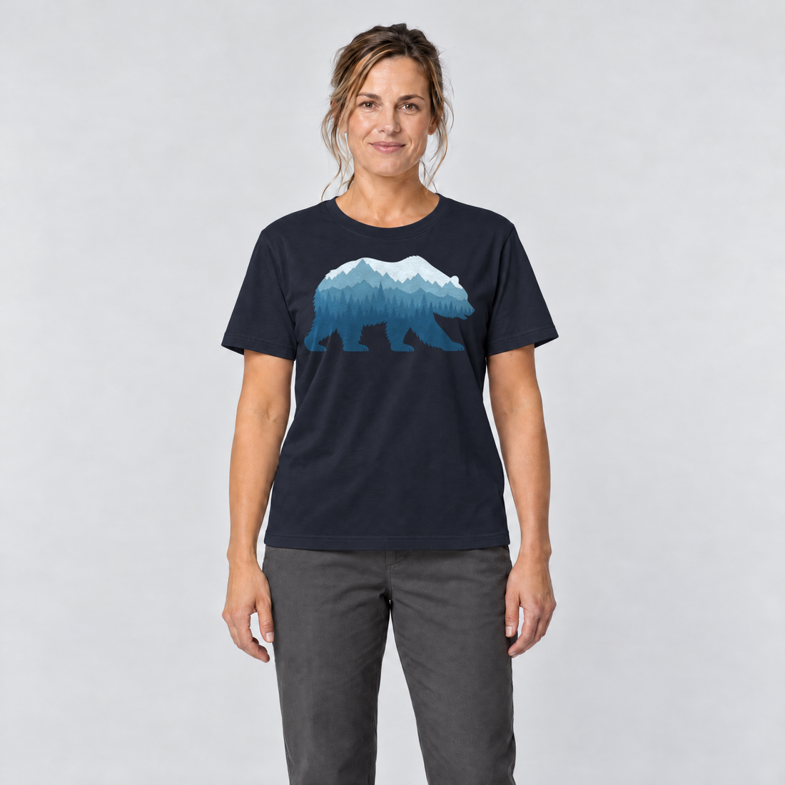 Frau trägt Bär im Bergwald – T-Shirt Unisex in Navy, Ansicht von vorn