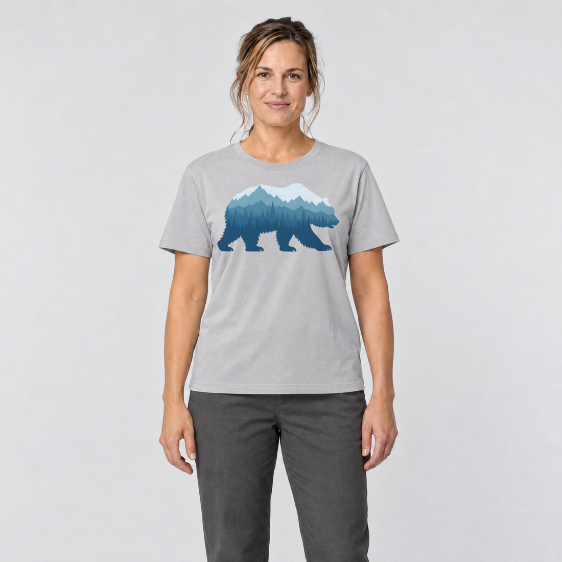 Frau trägt Bär im Bergwald – T-Shirt Unisex in Hellgrau, Ansicht von vorn