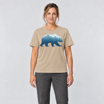 Frau trägt Bär im Bergwald – T-Shirt Unisex in Sand, Ansicht von vorn