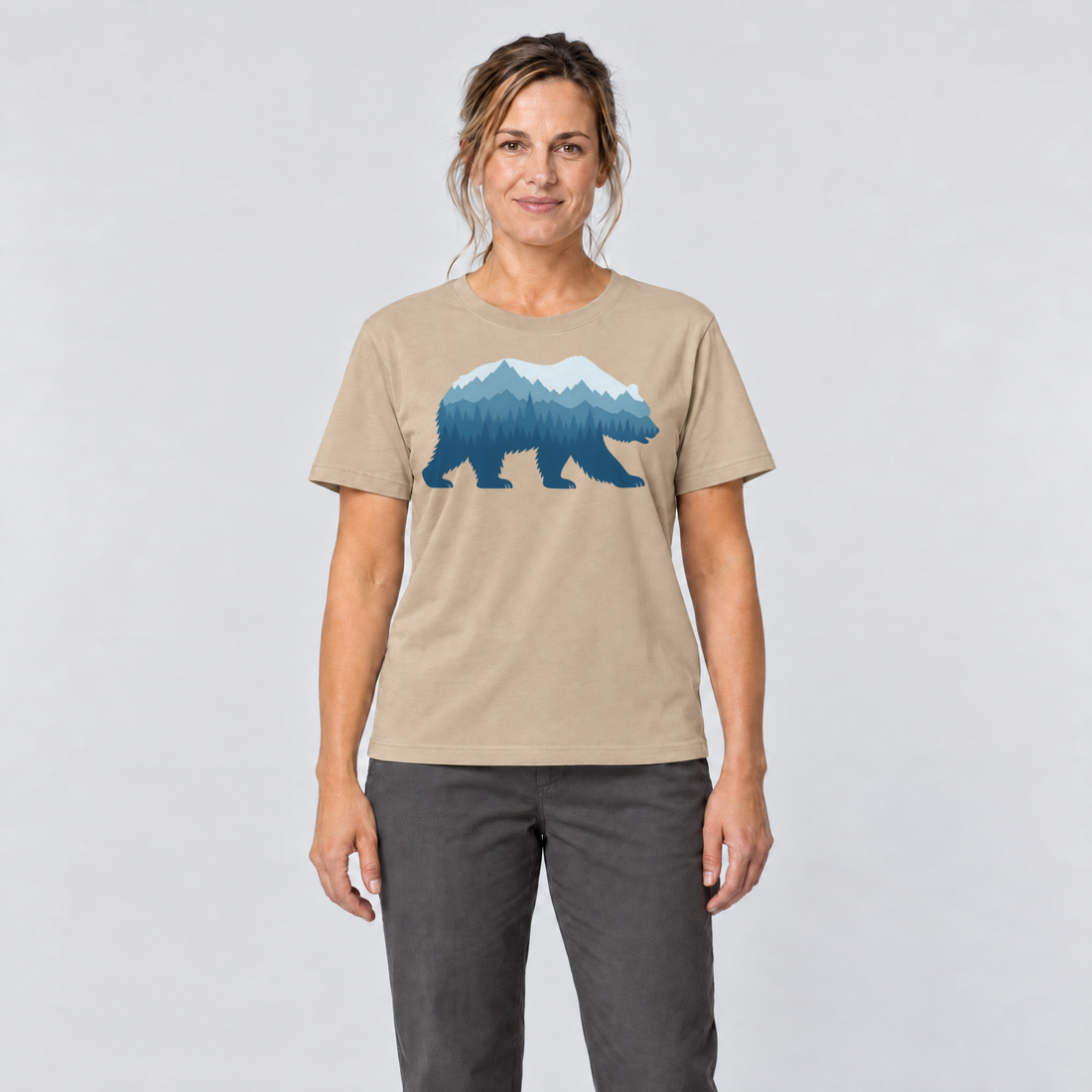 Frau trägt Bär im Bergwald – T-Shirt Unisex in Sand, Ansicht von vorn