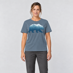 Frau trägt Bär im Bergwald – T-Shirt Unisex in Steinblau, Ansicht von vorn