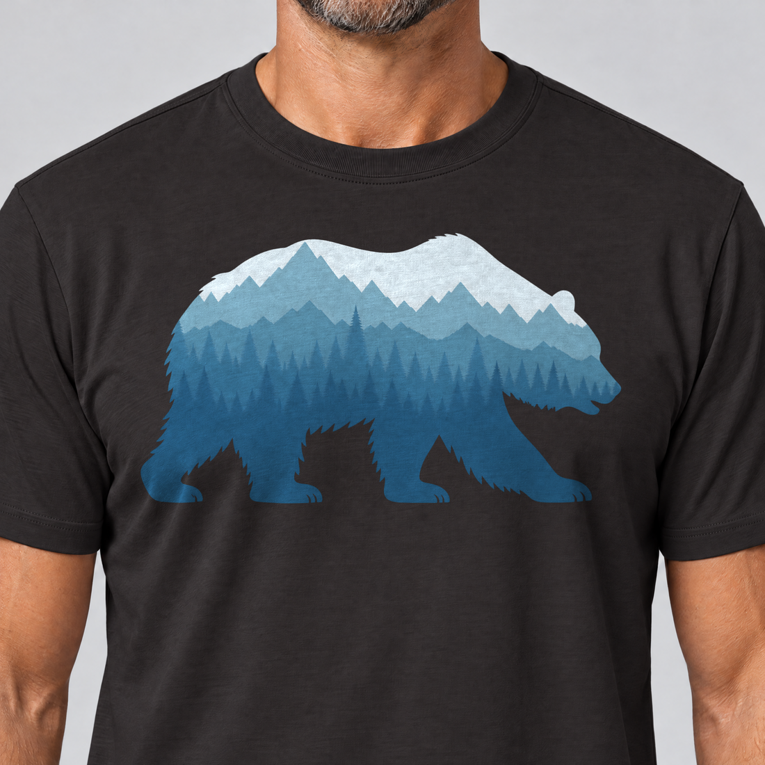 Nahaufnahme des Drucks: Bär im Bergwald – T-Shirt Unisex in Schwarz, von einem Mann getragen